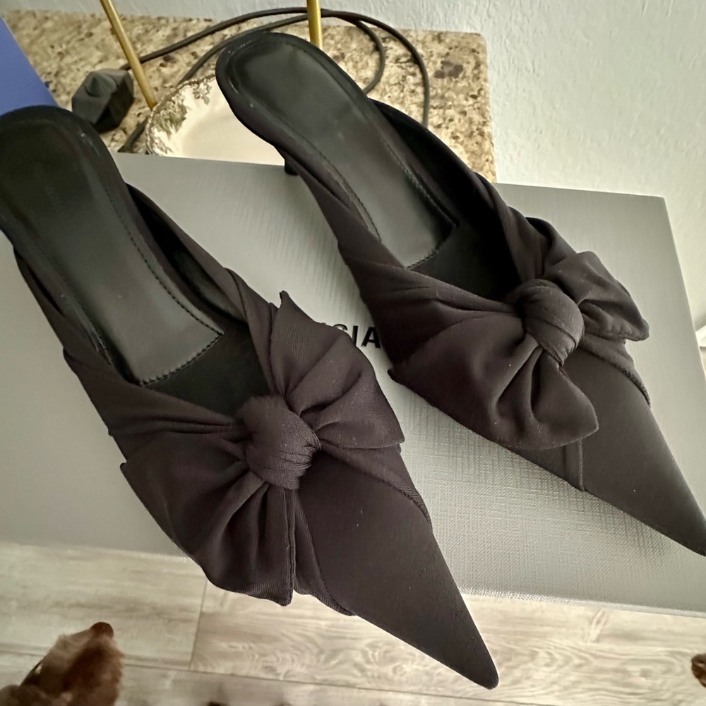 Balenciaga Jet Black Knotted Pointed-Toe Kitten Heel size 5.5 but will fit a 6. - Picture 3 of 13